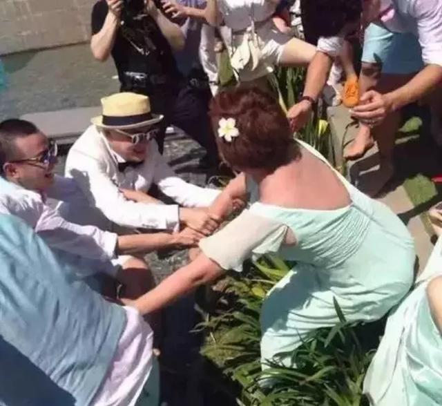 那些年被恶搞的明星伴两伴娘:粉嫩嫩的二凤,黄内裤外穿的陈翔