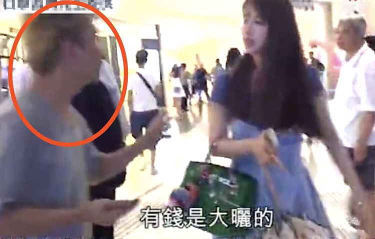 67岁刘銮雄逛街大骂路人，甘比都挡不住，围观群众：有钱了不起