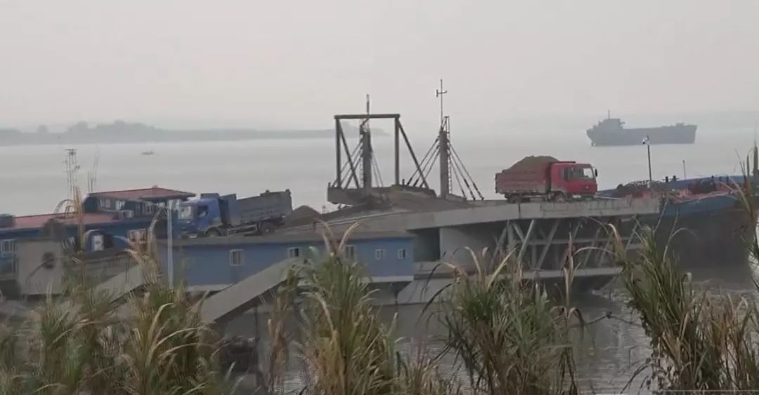 　△安庆市江豚自然保护区缓冲区存在生产码头