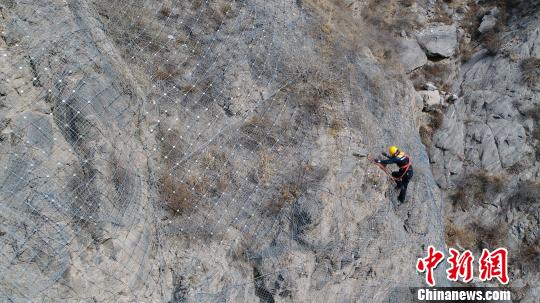 中午12点20分左右,两个班组完成上午4个多小时的工作任务,收拾好携带的工具备品准备乘车回到驻地吃午饭。吴龙春说,“工作虽然平凡单调,但看着一列列火车安全平稳通过,也就值了。” 李志明 摄