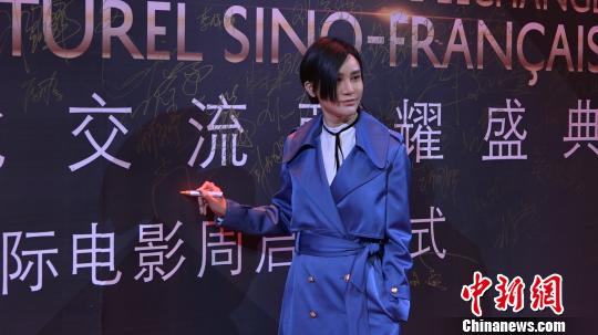 毕业于复旦大学法语系的歌手尚雯婕希望用自己的一技之长为活动助力。 康玉湛 摄 中法国际电影周在沪启动 蒋璐霞凌潇肃等助力发声