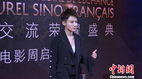 演员蒋璐霞当天着一身干练的黑色条纹服亮相现场。 康玉湛 摄 中法国际电影周在沪启动 蒋璐霞凌潇肃等助力发声