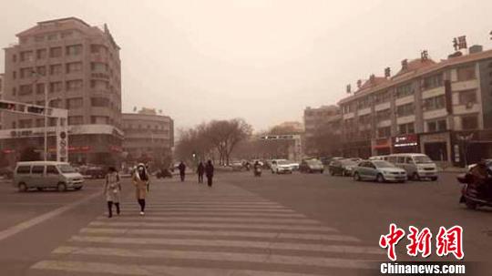 3月19至20日,甘肃出现大范围沙尘天气。图为酒泉市城区黄沙漫天。 丑伟 摄
