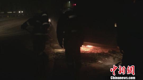 消防员用砂土填埋方式灭火。 陆祁国 摄