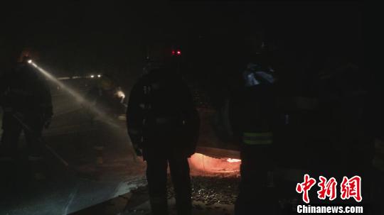 消防员用砂土填埋方式灭火。 陆祁国 摄