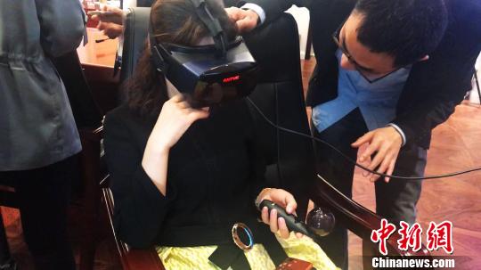 现场体验VR戒毒。 王子涛 摄