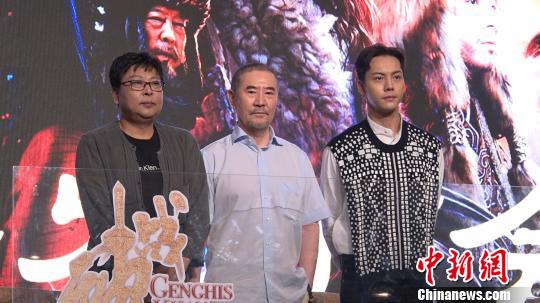 传奇冒险电影《战神纪》27日在上海举办新闻发布会。 康玉湛 摄 陈伟霆饰演铁木真下苦工练骑马 透露胡军是自己的“贵人”