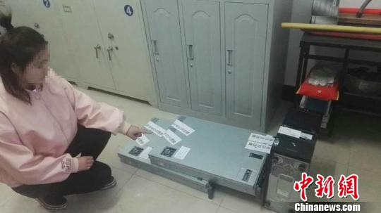 犯罪嫌疑人指认用来搭建诈骗网站的服务器 警方供图