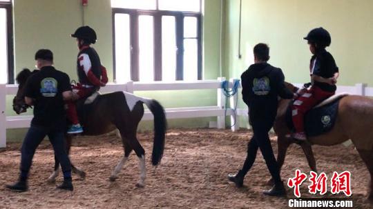 内蒙古小学生开骑术课 实践中体验马背文化