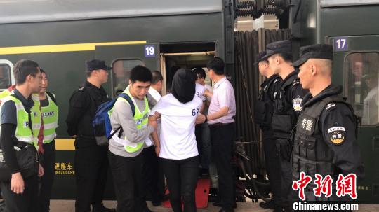 图为124名犯罪嫌疑人被押解回哈尔滨 解培华 摄