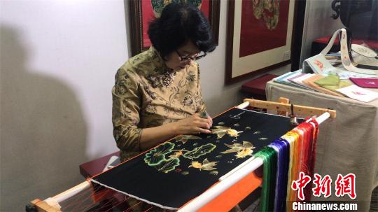 汉绣传承人王子怡现场进行刺绣展示 邹浩 摄