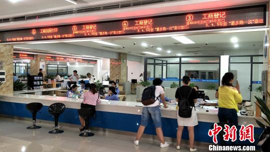 市民在政务服务中心窗口办理业务。 徐志雄 摄