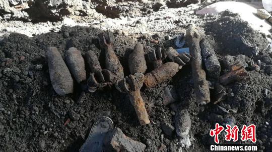 市民自家院中挖出12枚炮弹 距离300米处也曾挖到