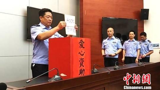 民警为事故遗孤捐款。 广西车祸遗孤被交警助养 肇事司机一审获刑五年