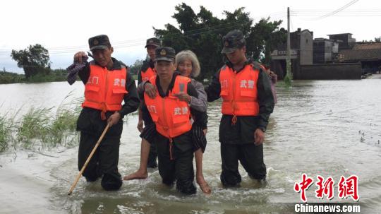 武警转移民众。 潘桂添 摄 广东武警抗击超强台风“山竹” 转移民众3000余名