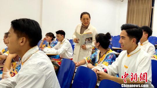 大学教师心系藏族学子 特别英语辅导课播种梦