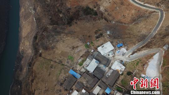 四川悬崖上的古路村:索道开通 村民生活大变样