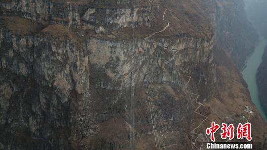 四川悬崖上的古路村:索道开通 村民生活大变样