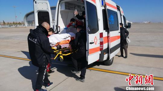  图为救护车将伤员送到直升机临时起降点。　史亮　摄