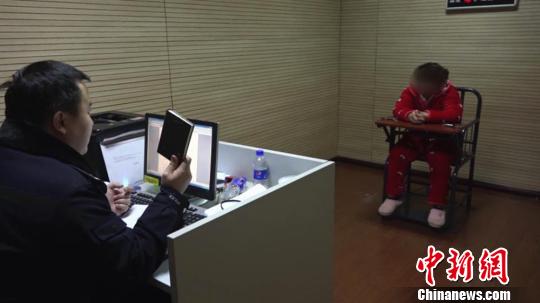 审讯现场。 警方供图 摄