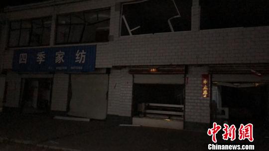 爆炸现场附近一片狼藉。 于从文 摄