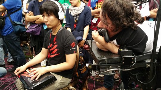 残疾人如何玩游戏?用嘴巴玩绝地求生还能吃鸡!玩家:真嘴强王者