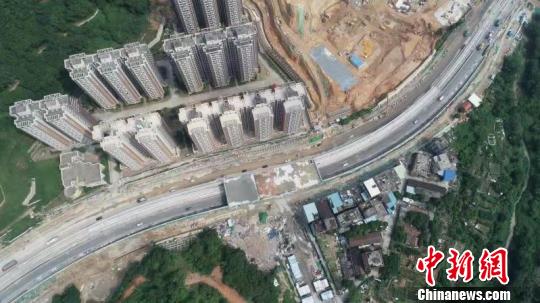　无人机10月14日拍摄的中铁二十二局集团投资建设的广州黄埔区有轨电车1号线试验段永顺大道段。　孔祥文 摄