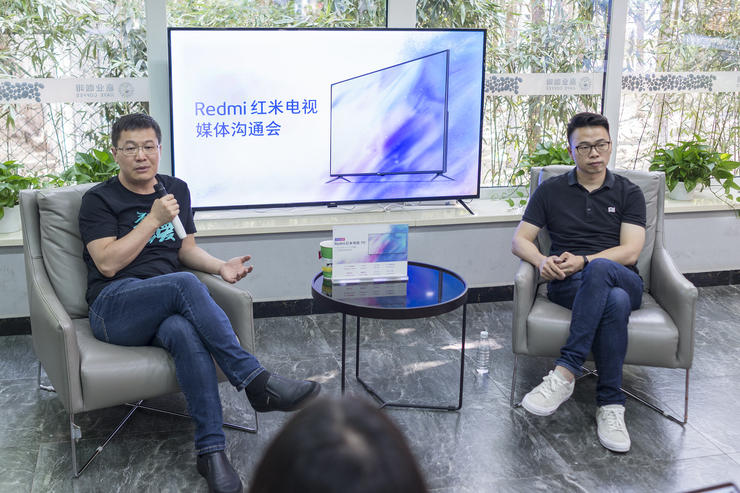 左边是卢伟冰,右边是李肖爽