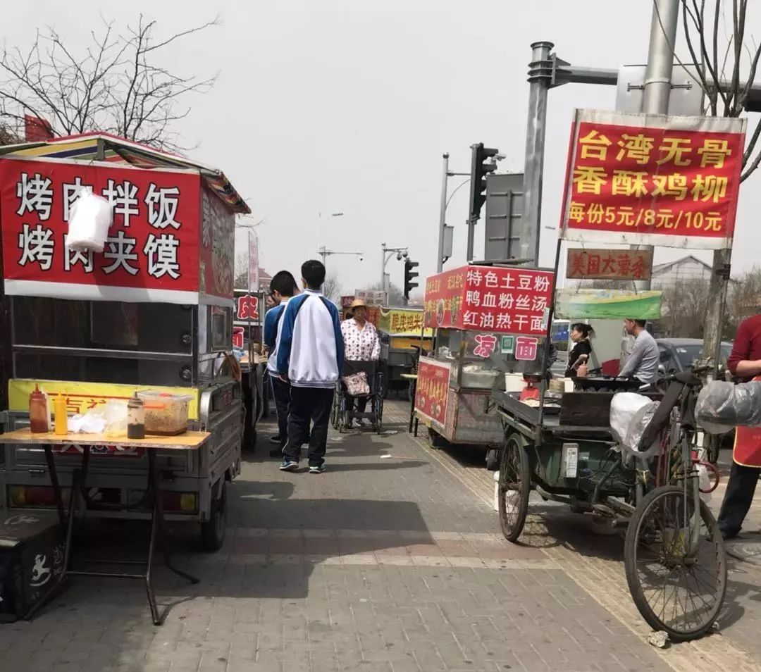 天津一些校园外无证无照流动小吃摊聚集 卫生