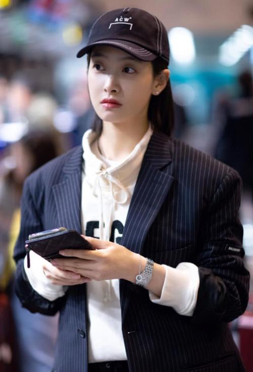 宋茜觉得白色鞋面不好看?给鞋子加了“海带”?时髦炸裂美呆了