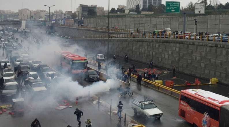 伊朗警方试图驱散在高速公路上抗议油价上涨的人群（图源：路透社）
