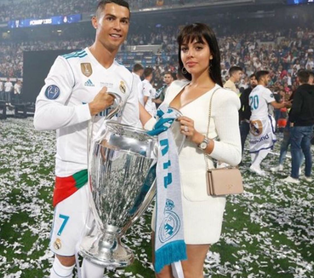 C罗求婚成功!让30亿女人疯狂的他,为何独宠一