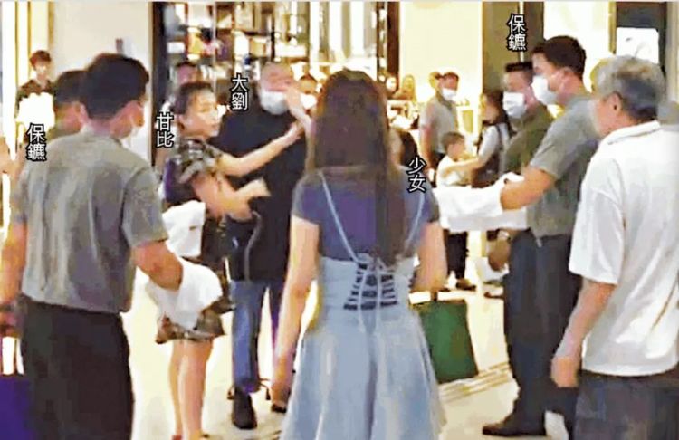 67岁刘銮雄逛街大骂路人，甘比都挡不住，围观群众：有钱了不起