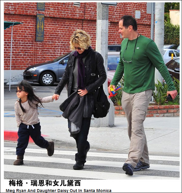 美国知名女星梅格·瑞恩与从中国收养的女儿黛西 图自Zimbio