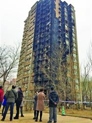 4月4日晚，沈阳世代龙城38号楼发生火灾，63户居民成功疏散。吕洋 图