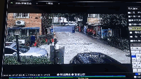 两人一路小跑