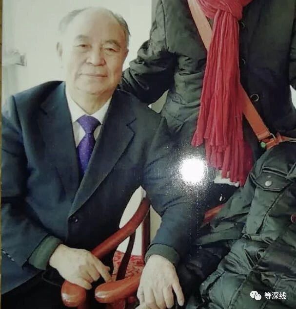 　與老人合影的“國醫(yī)大師”。 《等深線》記者 晏耀斌 翻拍