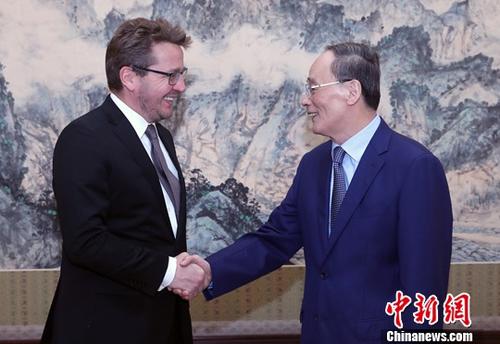 9月6日,中国国家副主席王岐山在北京中南海会见冰岛外长索尔达松。<a target='_blank' href='http://www.chinanews.com/'>中新社</a>记者 宋吉河 摄