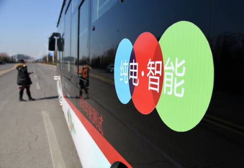 图为在山东济南,民众参观无人驾驶汽车。新华社