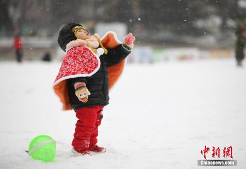 资料图:2月12日,北京迎来今冬第二场降雪,一名幼童仰头感受雪花纷飞。中新社记者 赵隽 摄 资料图:2月12日,北京迎来今冬第二场降雪,一名幼童仰头感受雪花纷飞。中新社记者 赵隽 摄