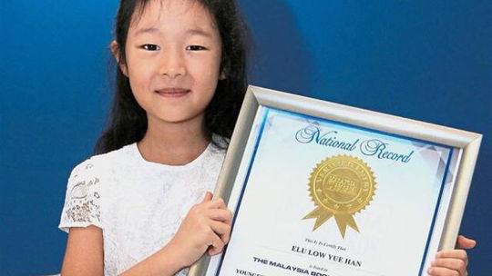 马来西亚7岁音乐女神童 8个月就完成钢琴8级