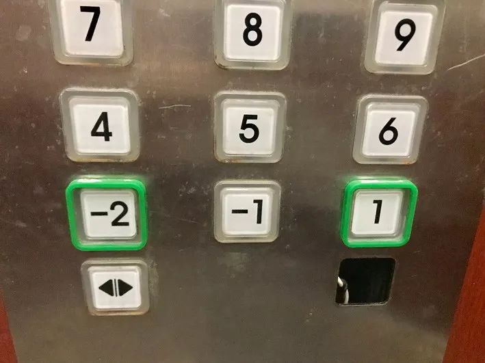 昆明两孩子被困电梯一个多小时 女子多次被电梯门夹到 还遇到掉层…一