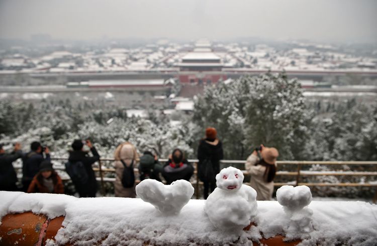 一个小雪人旁陪伴着两个“心”。
