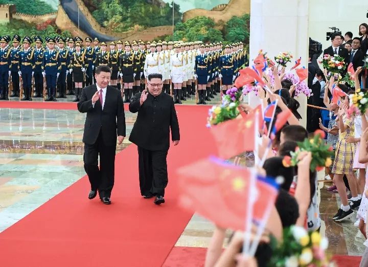 2018年6月19日,习近平同当日抵京的金正恩举行会谈。会谈前,习近平在人民大会堂北大厅为金正恩举行欢迎仪式。新华社记者 申宏摄