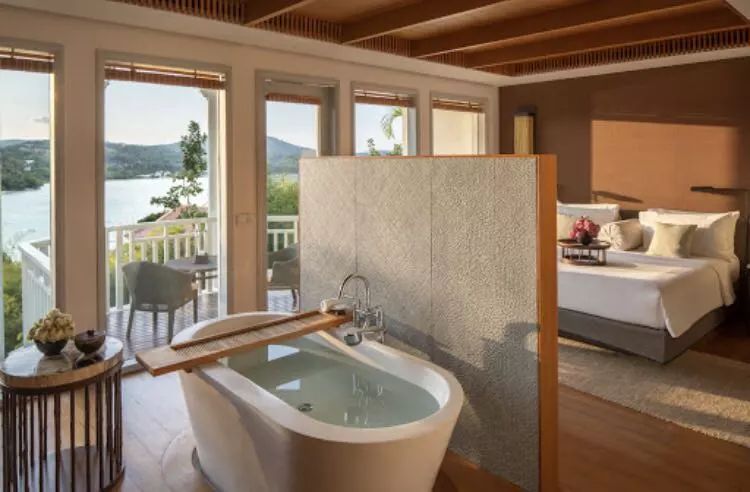 过够了两点一线的生活,不如来场现实逃避