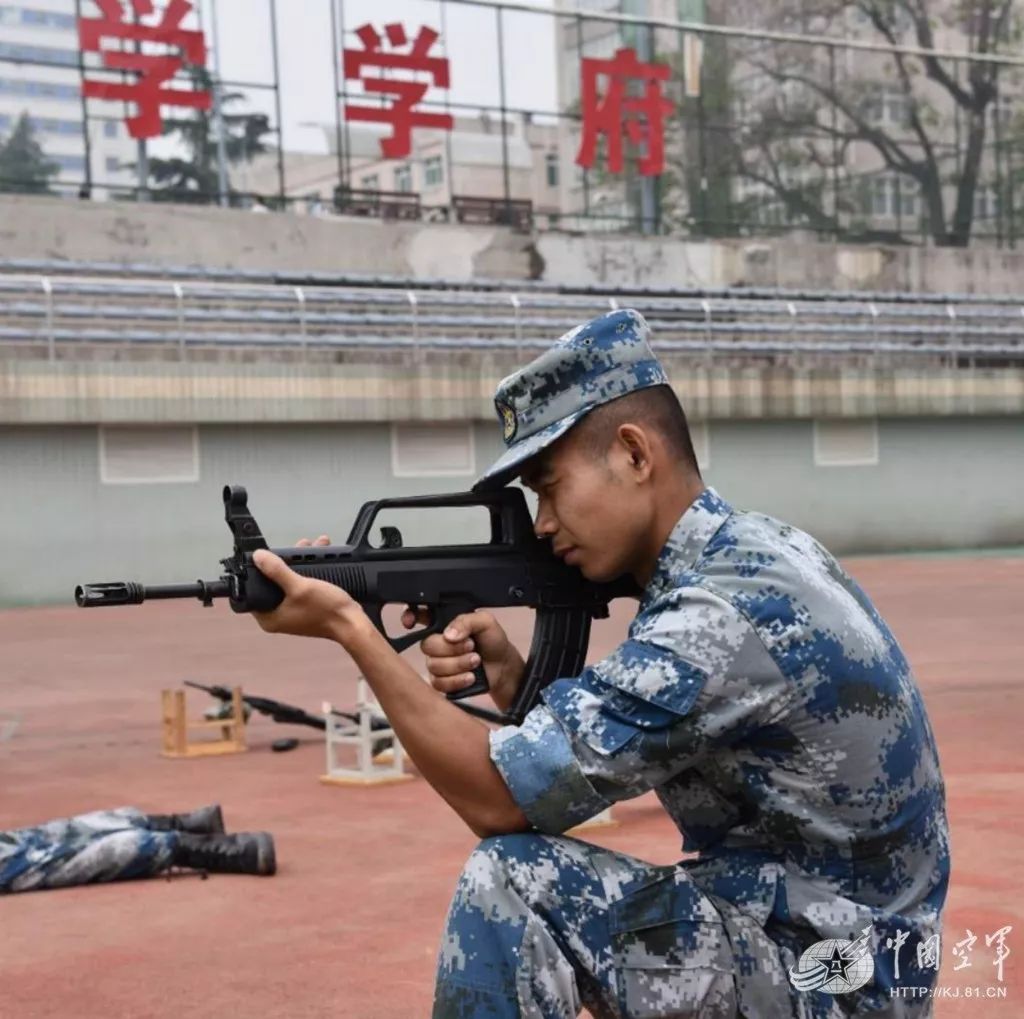 这群利剑军医特战队的小哥哥不止是有点帅