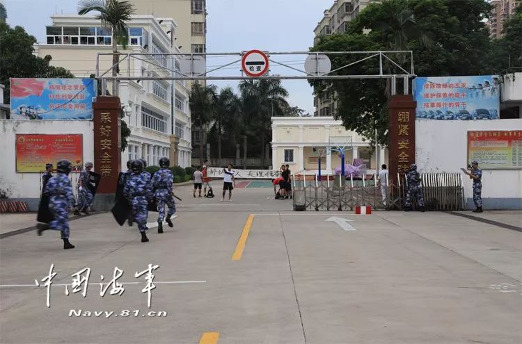 ▲营门应急处突展示实现强军目标，基础在基层，活力也在基层。而一线带