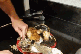 外国玩家现实生活中100%还原游戏美食制作,试吃过程比贝爷还惨