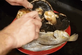 外国玩家现实生活中100%还原游戏美食制作,试吃过程比贝爷还惨