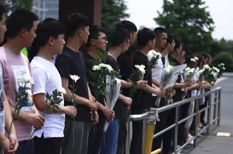 今年本该毕业,但她却用这种特殊的方式永远留在了学校